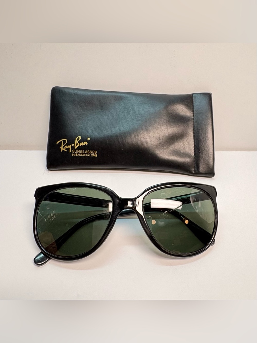 Ray-Ban Unisex Black Frame Sunglasses with Green Lenses